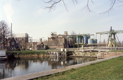 832747 Gezicht op de sluis in het Merwedekanaal te Utrecht, met op de achtergrond de fabriek van Central Soya (Everard ...